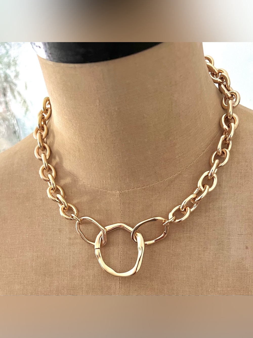 NWT Ettika Interlocking Loop Necklace